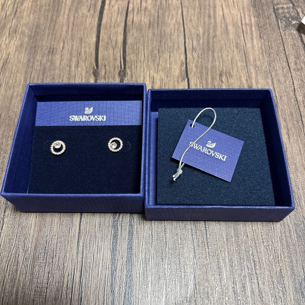 スワロフスキー ピアス SWAROVSKI アクセサリー クリスタル ラインストーン　新品未使用品　Z5