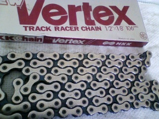ピスト用 njs認定 シルバーチェーン ＨＫＫ Vertex １／２×１／８　　送料220円