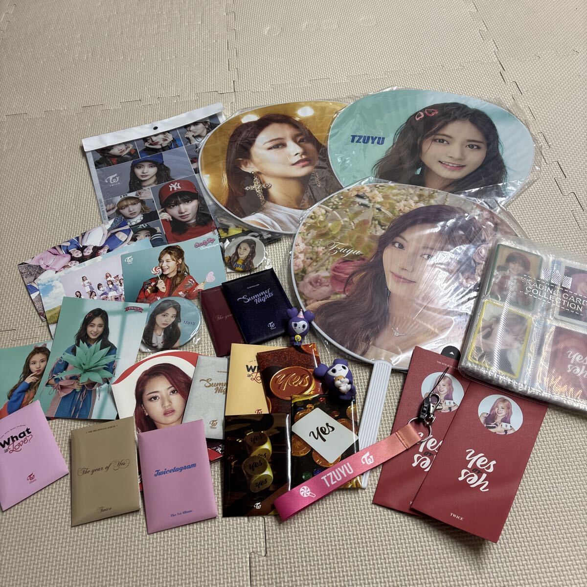 TWICE グッズ 大量まとめ売り カード うちわ クリアファイル マスコット ストラップ等