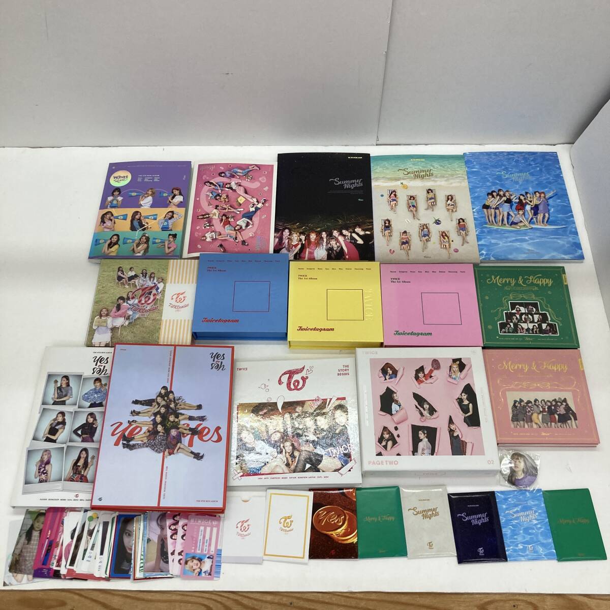 03w20421/【大量セット】TWICE CD グッズ等 まとめ/サナ キーホルダー/缶バッジ/トレカ/What Love フォトカードセット等