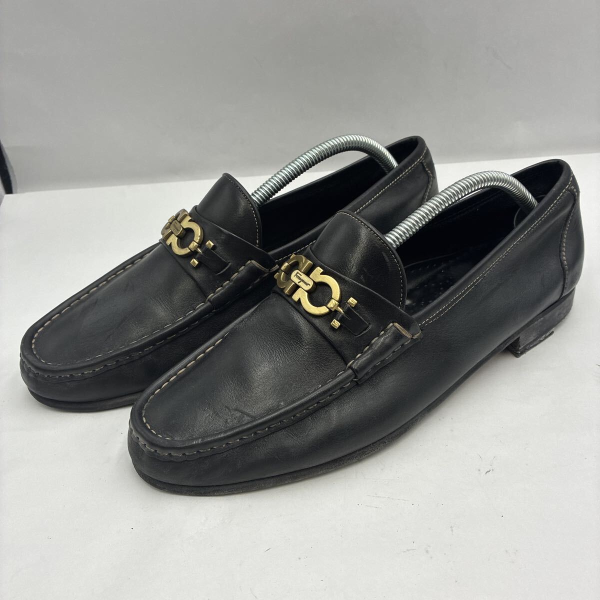 EE370 Salvatore Ferragamo ガンチーニ ビットローファー ビジネスシューズ 9.5EE 約 27.5cm ブラック レザー イタリア製 訳あり