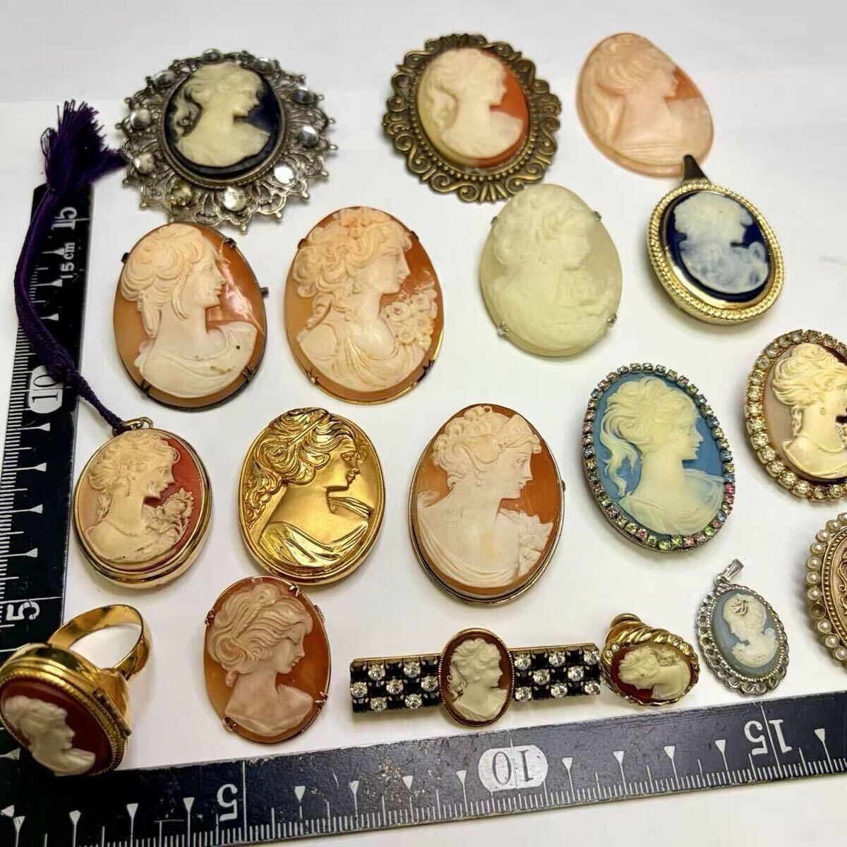 1円 カメオ ルース アクセサリー 18点 おまとめ売り ブローチ ペンダントトップ 指輪 ポケット時計等 細工極め ヴィンテージアクセサリー